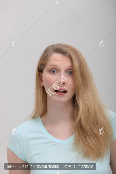 年輕女性金發(fā)看起來很驚訝