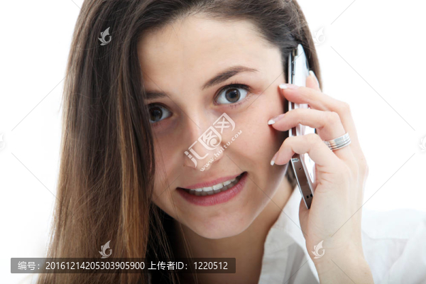 認(rèn)真的女人在手機(jī)上說話