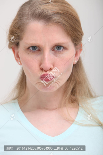 撅嘴的金發(fā)女孩