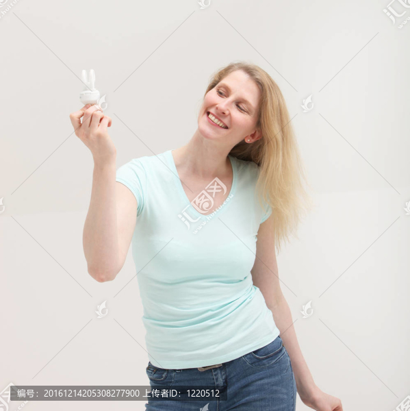 帶螺旋燈泡的微笑女人