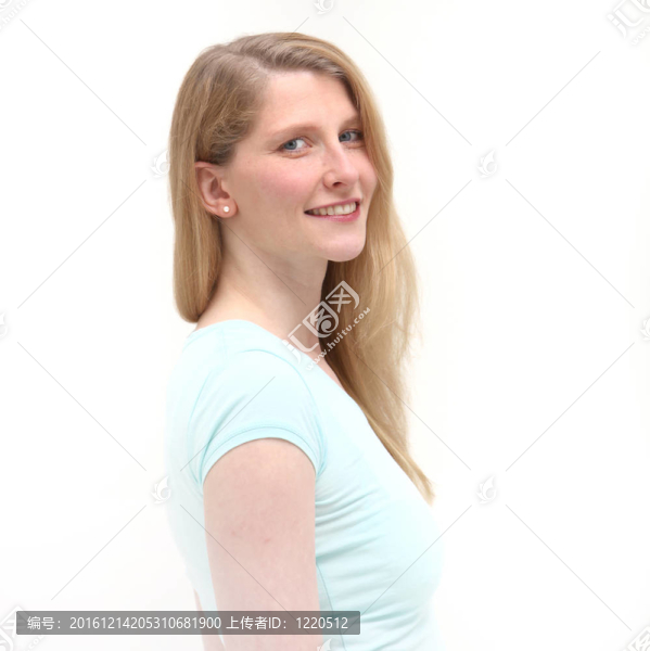 工作室拍攝的微笑金發(fā)女子