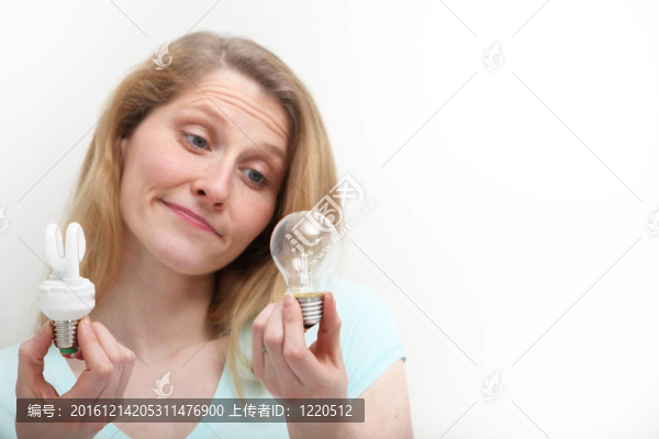 漂亮的金發(fā)女郎的燈泡技術(shù)比較