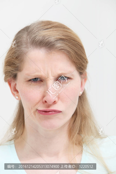 與畸形古怪表情的女人