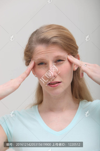 金發(fā)女掙扎頭痛