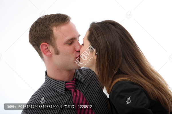 情侶自發(fā)接吻