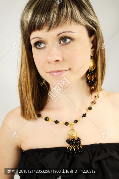 瑪瑙項(xiàng)鏈中的女人
