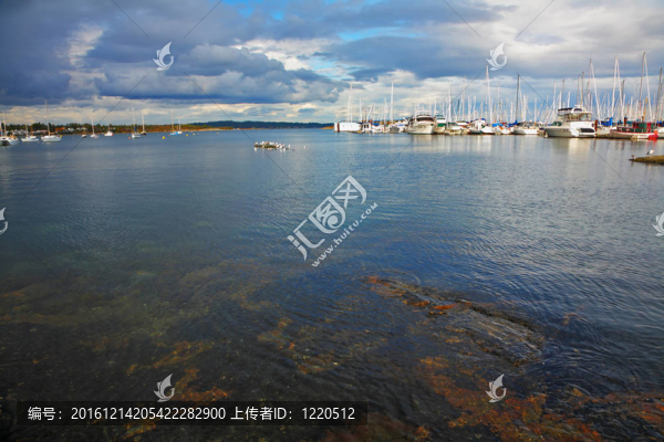帆船在通道