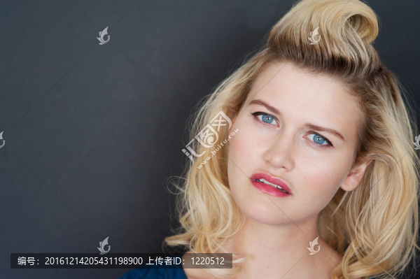 美麗金發(fā)女郎肖像