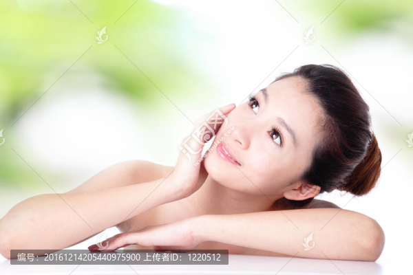 護膚女人笑臉和手摸臉