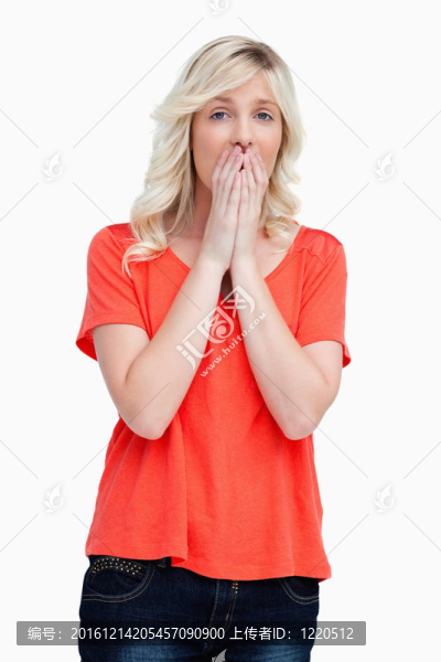 十幾歲的年輕人看著她手上的悲傷