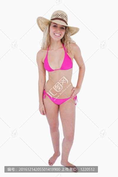 戴帽子的年輕微笑的女人