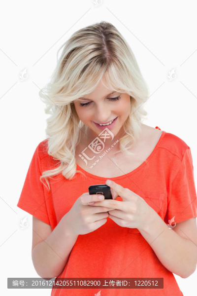 微笑的女人用手機發(fā)短信