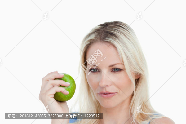 體貼的金發(fā)女人拿著一個綠色的蘋果