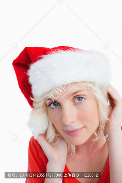 年輕的金發(fā)女人戴著圣誕老人的帽子