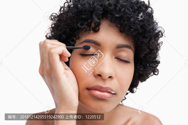 年輕女子在使用眼影時(shí)閉上眼睛
