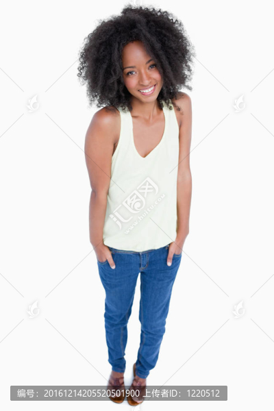 微笑和放松的女人把手放在口袋里