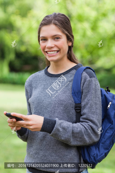 微笑的少女在發(fā)送文本時站直