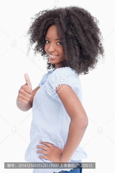一個面帶微笑的女人用一只手豎起大拇指