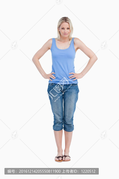 金發(fā)女人把手放在臀部