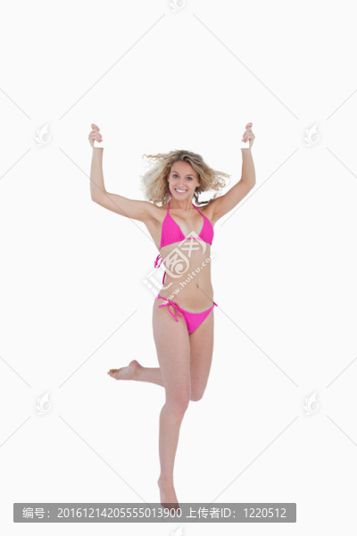 微笑的女人在她頭頂上升起一張空白的海報