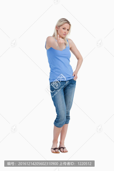 嚴(yán)肅的女人告訴她用手指