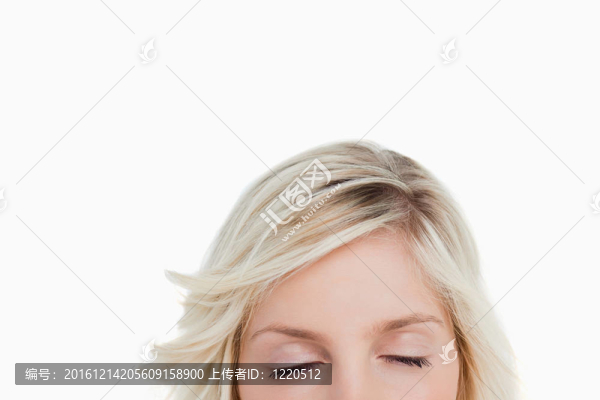 女人關(guān)閉她的眼睛，而隱藏她的臉的下部