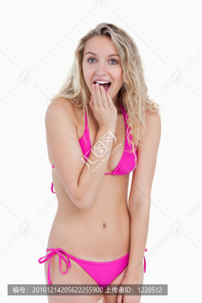 年輕漂亮的女人把手放在嘴上
