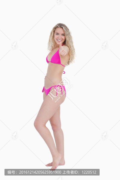 一個(gè)迷人的女人豎起大拇指的側(cè)面
