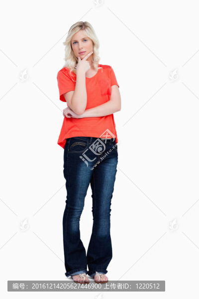 少年穿著便裝，認真地站在她的下巴上她的手指