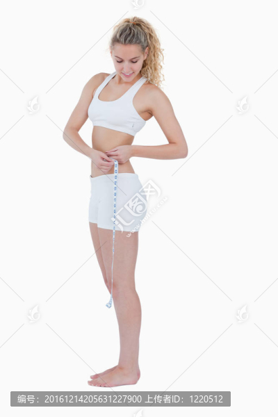 年輕女人看著她的卷尺
