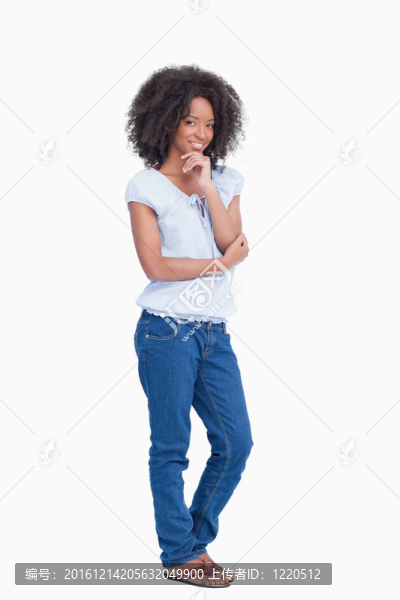 微笑的女人把手放在下巴上