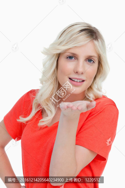 年輕微笑的女人送飛吻