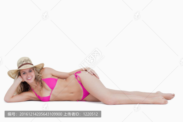 側(cè)臥姿勢(shì)的年輕微笑女子