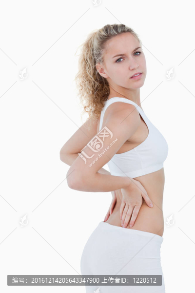 年輕動人的女人撫摸著她的后背