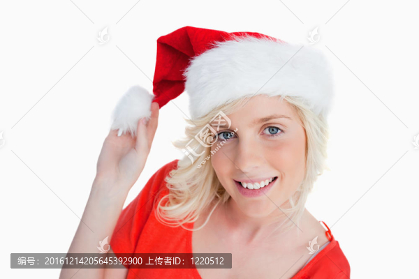 年輕的女人抱著她的圣誕帽的絨球