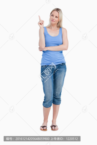 金發(fā)女子交叉雙臂時抬起手指