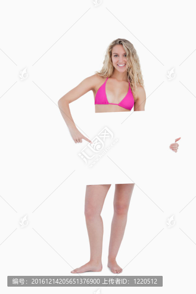 年輕的金發(fā)女人指著一張空白的海報(bào)