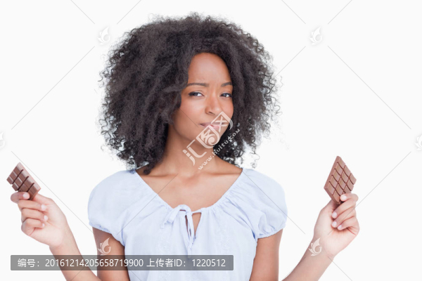 年輕女子拿著兩塊巧克力