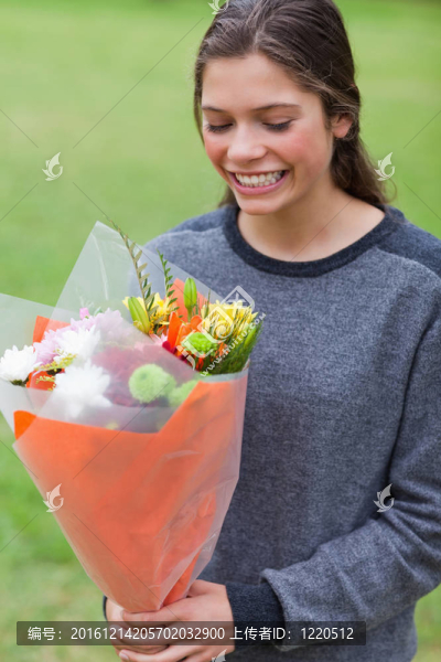 微笑的少女收到一束鮮花