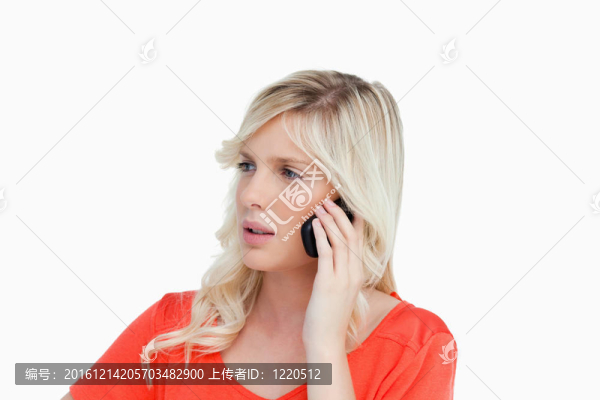 嚴(yán)肅的女人一邊看一邊一邊打電話