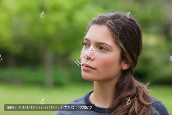 體貼的年輕女孩站在農(nóng)村一邊望向一邊