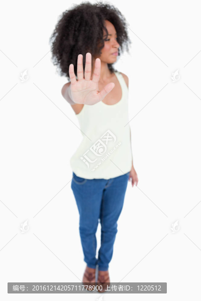 年輕女子一邊看著一邊做手勢停筆