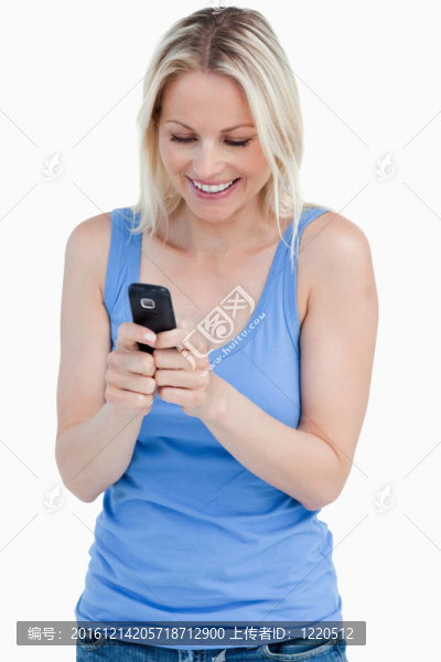 微笑的金發(fā)女人用手機發(fā)短信