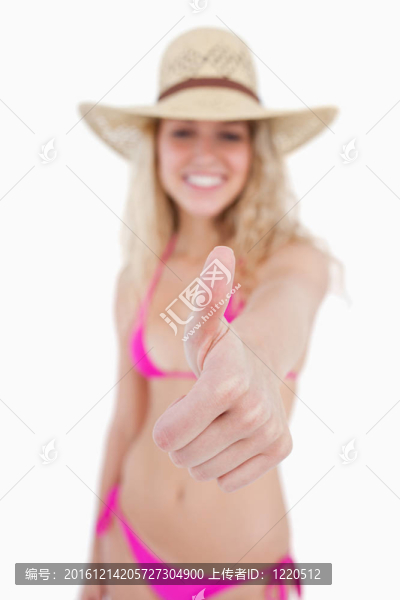 一個(gè)迷人的微笑女人豎起大拇指