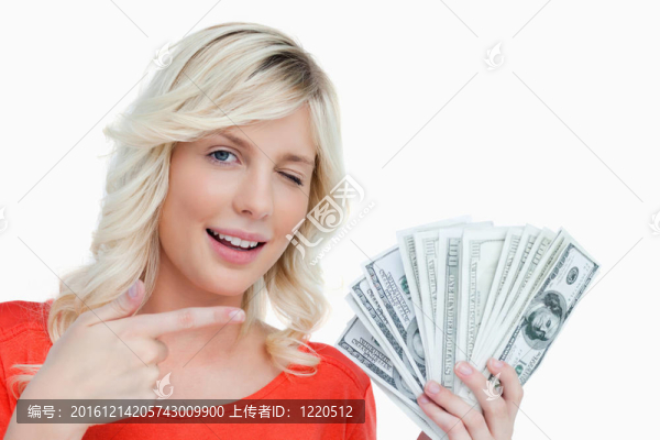 女人眨眼睛，用手指在美元紙幣