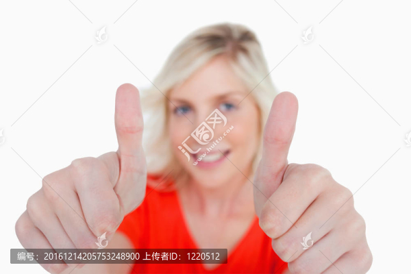 一個年輕金發(fā)女郎豎起大拇指