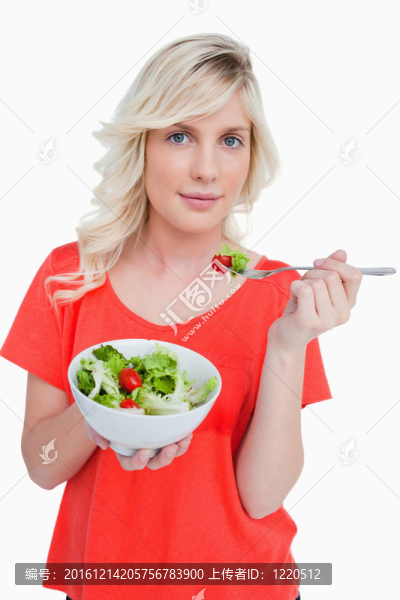年輕金發(fā)女人吃蔬菜沙拉