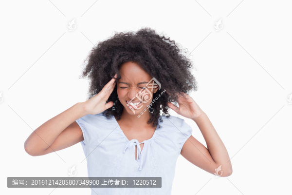 年輕女子生氣時觸摸太陽穴