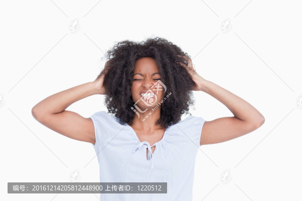 年輕女子抱著頭表現(xiàn)出憤怒