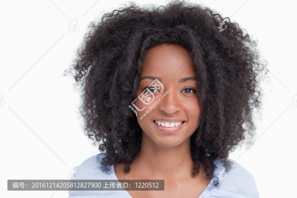 有卷發(fā)的年輕女人露出燦爛的笑容